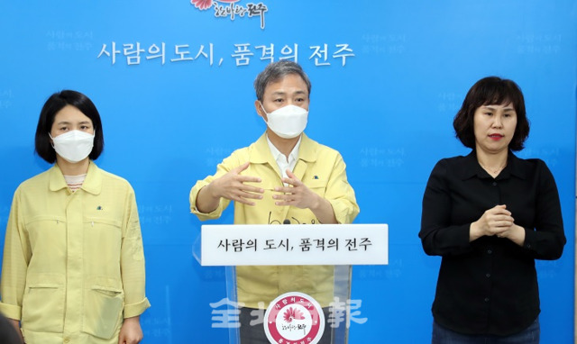 김승수 전주시장이 코로나19 확산 방지를 위한 사회적 거리두기 2단계 시행에 시민들의 적극적인 참여를 호소하고 있다. 조현욱 기자