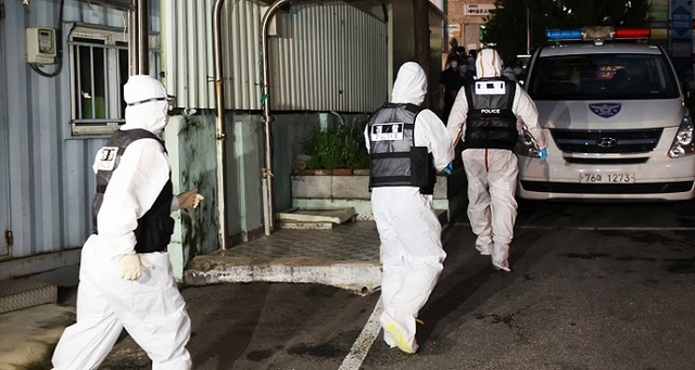 방호복을 입은 경찰관계자들이 지난 21일 압수수색영장을 집행하기 위해 서울 성북구 사랑제일교회 입구로 이동하고 있다. 연합뉴스