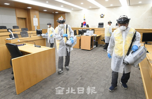 전주지방법원에 근무하는 현직 판사가 21일 코로나19 확진판정을 받으면서 전주지방법원은 청사 출입을 통제하고 긴급방역을 실시하고 있다. 오세림 기자