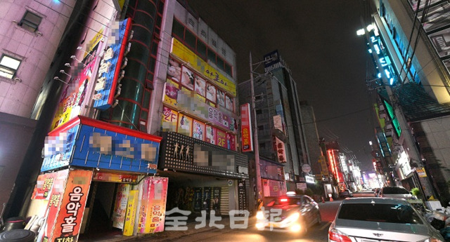 정부의 전국 사회적 거리두기 2단계 강화 조치로 유흥주점, 노래방, PC방 등에 대한 영업이 금지된 23일 0시 전주의 유흥가에는 간판불이 꺼지고 지나는 사람 없이 거리가 썰렁하다. 오세림 기자