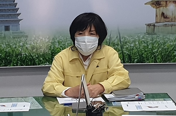 24일 익산시보건소 한명란 소장이 긴급 브리핑을 통해 오는 26일부터 28일까지 예정된 의료계 2차 집단휴진에 대비해 비상진료대책 상황실을 설치해 운영한다고 밝히고 있다.