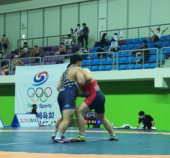 전주대 김민준 선수가 상대선수와 레슬링 경기를 하고 있다.