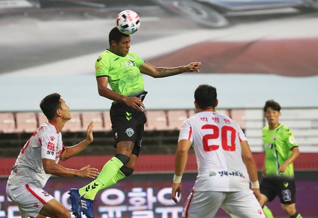 지난 23일 전주월드컵경기장에서 열린 하나원큐 K리그1 전북현대와 상주 경기에서 전북 구스타보가 헤딩슛을 하고 있다. 연합뉴스.