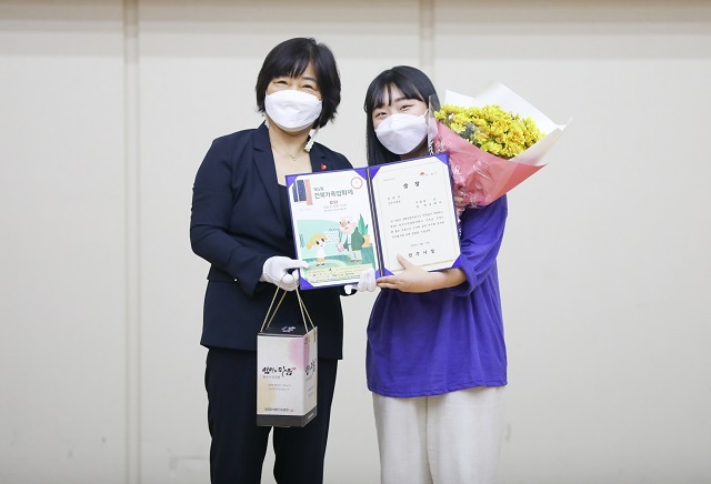 제3회 전북가족영화제 전주시장상(대상)을 수상한 김해리 감독(오른쪽).