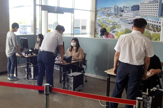 전북대병원이 코로나19 확산을 대비해 24일부터 전자출입 명부인 ‘QR코드 시스템’을 도입해 운영에 들어갔다.