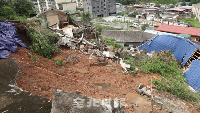 지난 10일 폭우가 휩쓸고 간 전주시 서서학동의 한 산동네가 지반이 무너져 건물 옥상 등 구조물들이 형체를 알아볼 수 없을 정도로 파손돼 있다. 전북일보 자료사진.