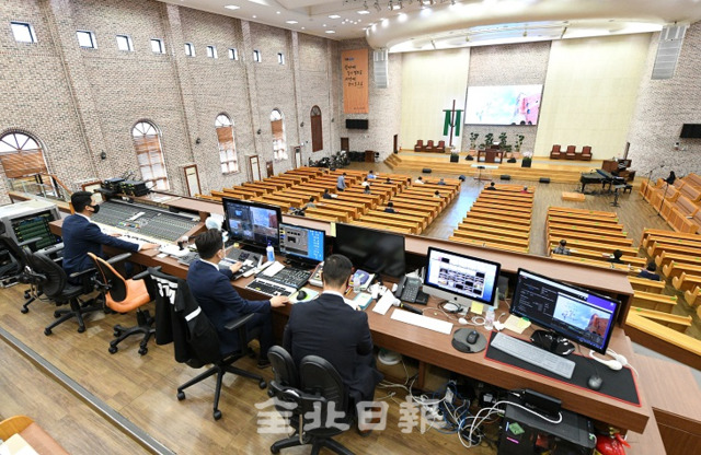 지난 23일 주일을 맞아 전주의 한 교회에서 온라인 예배를 위한 필수인원이 참석해 예배를 준비하고 있다. 전북일보 자료사진.