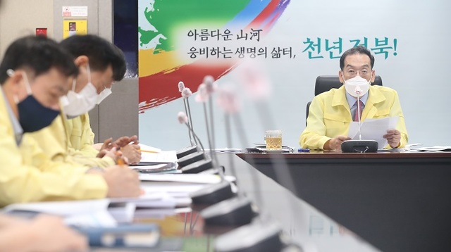 24일 최훈 행정부지사가 취임식을 생략하고 제8호 태풍 ‘바비’의 북상에 대비해 ‘긴급대책회의’를 열고 피해를 최소화할 수 있는 방안에 대해 논의하고 있다.