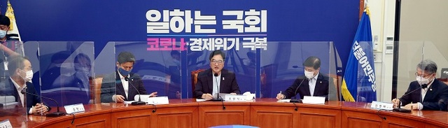 더불어민주당 우원식 국가균형발전 및 행정수도완성추진단장이 24일 오후 서울 여의도 국회에서 열린 국가균형발전 및 행정수도완성 TF 제4차 정례회의에서 발언하고 있다. 연합뉴스.