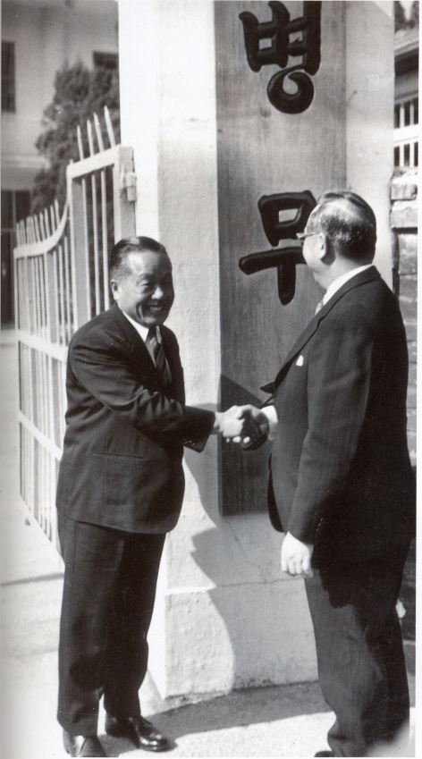 초대 병무청장으로 취임하는 전부일(예) 중장이 현판식을 거행한 후 정일권 국무총리로부터 축하인사를 받고 있다.