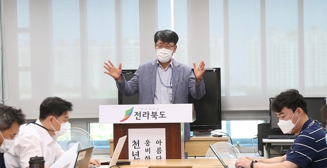 나석훈 전북도 일자리경제본부장이 ‘제1회 지니(GENIE·Global Emerging Network In Economy)포럼’을 코로나19 확산세에 온라인으로 개최한다고 밝히고 있다.