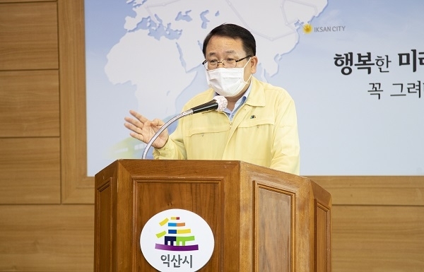 26일 정헌율 익산시장이 정부의 사회적 거리두기 2단계 격상과 관련해 긴급 브리핑을 열고 강화된 고강도 방역체계를 구축·시행한다고 밝히고 있다.