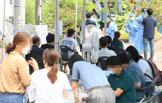 26일 밤사이 5명의 코로나19 확진자가 발생해 확진자 동선에 있던 시민들이 검사를 위해 전주화산체육관 선별진료소를 찾아 검사를 기다리고 있다. 오세림 기자