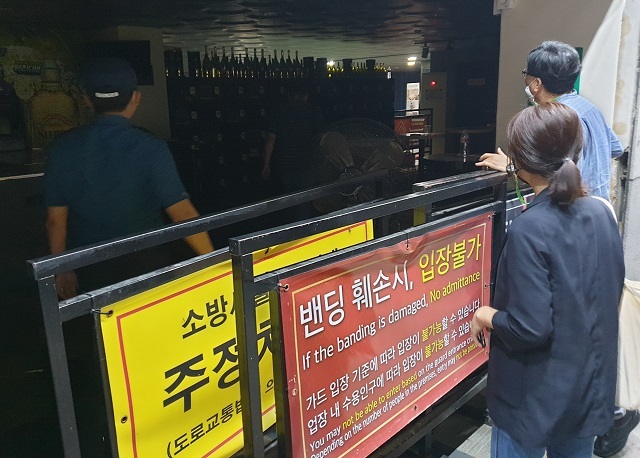 지난 24일 저녁 전주시 환경위생과와 완산구청 위생지도팀, 완산경찰서 생활질서계로 구성된 합동 대책반이 고위험시설 영업현장을 둘러보고 있다.