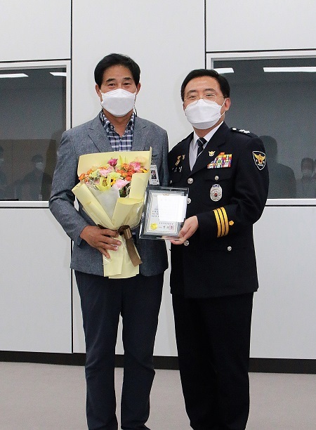 27일 진교훈 전북지방경찰청장(오른쪽)이 올해 7월 베스트 강력형사에 선정된 익산경찰서 강력3팀에 즉상을 수여했다.