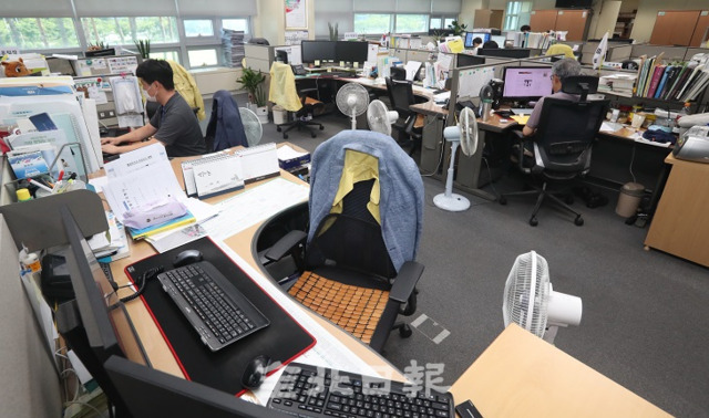 27일 전북도가 코로나19 확산을 방지하기 위해 전북도청 전체인원의 30%가 교대하며 재택근무를 시행하고 있어 사무실이 한산한 모습을 보이고 있다. 조현욱 기자
