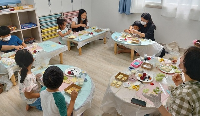 어린이 놀이 프로그램 '꼬마 요리사의 간식 만들기' 모습. 사진제공= 남원시.