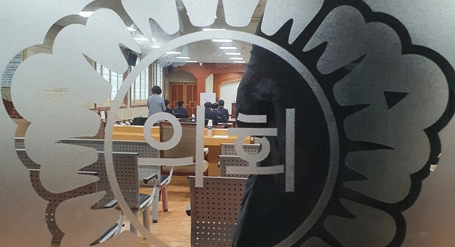 지난달 22일 열린 김제시의회 제241회 임시회 본회의. 이날 본회의에서는 ‘불륜 스캔들’ 여성 의원에 대한 제명안이 통과됐다.