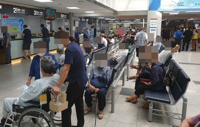 의료계 2차 총파업 마지막 날이었던 지난 28일 오전 원광대학교병원에는 진료를 받기 위한 환자들의 발걸음이 끊임없이 이어졌다.