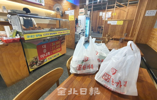 코로나19 확산방지를 위한 사회적 거리두기 2단계가 시행중인 가운데 29일 전주의 한 식당에는 방문손님이 줄어든 반면 배달주문이 늘어 포장된 음식이 배달을 기다리고 있다. 오세림 기자