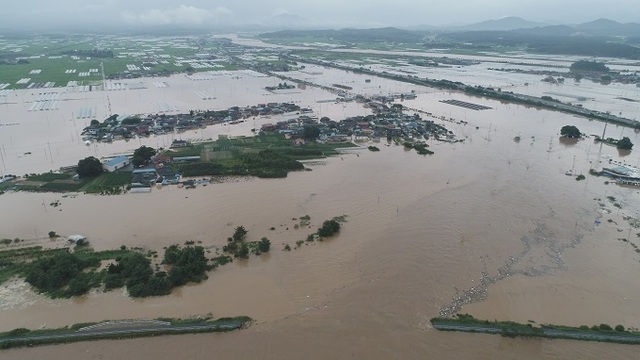 남원 금곡교 부근 제방 유실 현장.