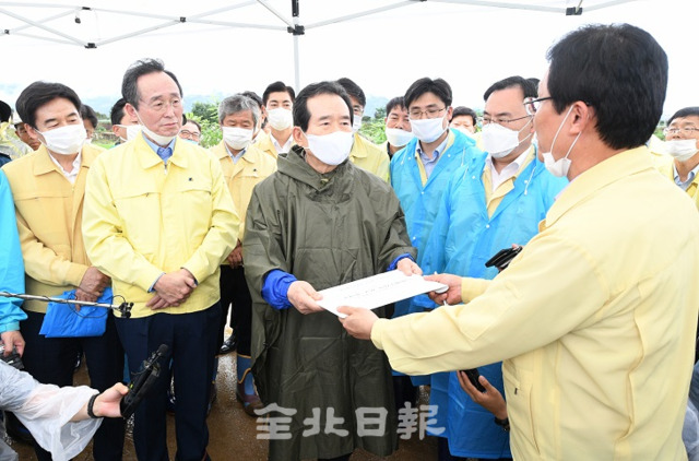 정세균 국무총리는 10일 제방 붕괴로 큰 수해를 입은 남원시 금지면을 찾아 피해상황을 둘러보고 수재민들을 위로한 가운데 이환주 남원시장이 특별재난지역 선포 건의문을 전달하고 있다. 오세림 기자