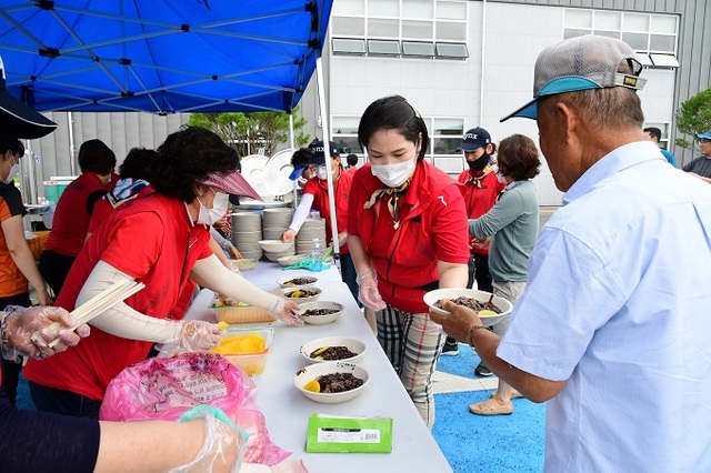 남원 금지면 대피소에서 봉사단체 회원들이 수재민들을 위해 급식 봉사를 하고 있다.