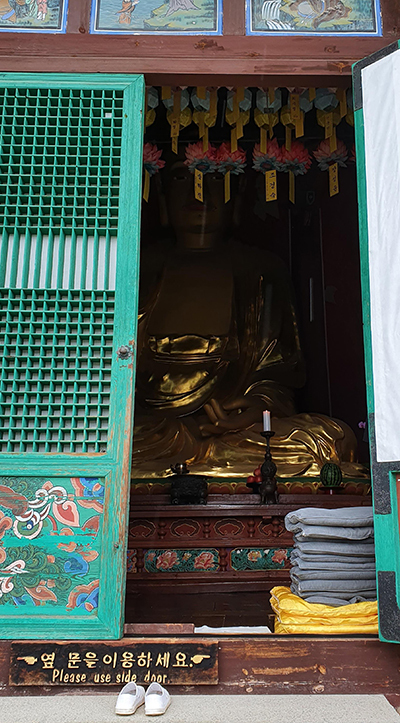 송광사 대웅전 불상. 조선 인조때 소현 세자의 무사 귀국을 비는 원찰로 유명하다.