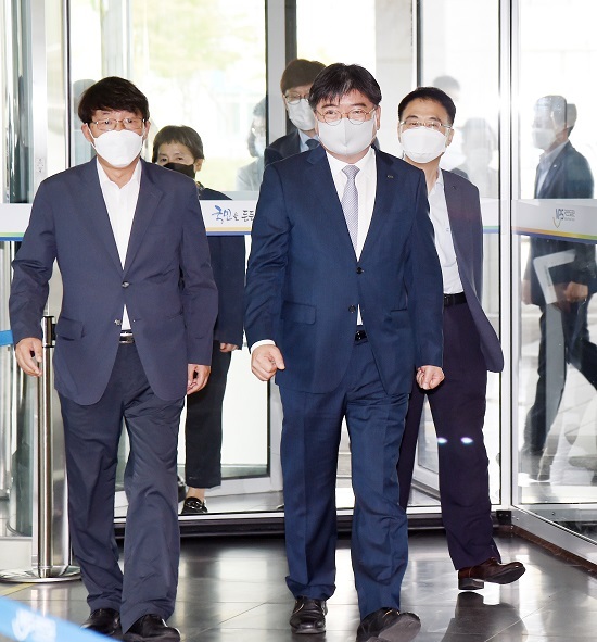 신임 국민연금공단 제17대 김용진 이사장이 31일 업무를 시작했다. 코로나19 확산 예방을 위해 취임식을 생략하고 첫 출근을 하고 있다. 사진제공=국민연금공단