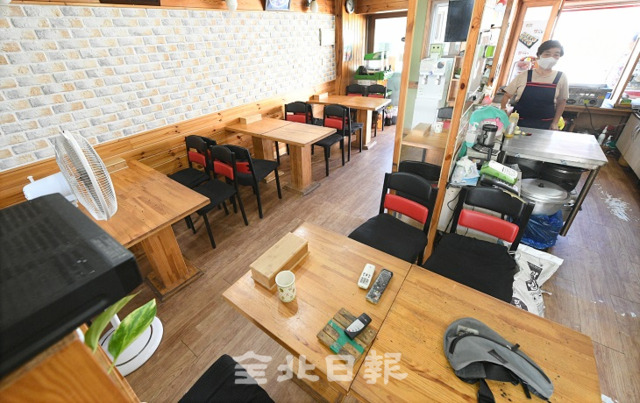 코로나19 비상상황이 장기화 되면서 도내 소상공인들의 생계가 크게 위협 받고 있는 가운데 31일 전주의 한 식당에 손님 한명 없이 텅 비어 있다. 오세림 기자