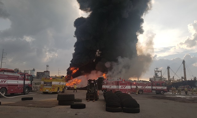 군산의 한 폐타이어 분쇄물 야적장 화재 모습. 사진제공= 전북소방본부