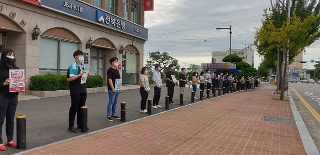 원광대학교병원 전공의 등 집단행동 참여자들이 1일 오전 8시 30분께 병원 입구 대로변부터 병원 내부까지 거리를 두고 줄지어 서서 피켓을 들고 시위에 나섰다. 사진= 제보자 제공
