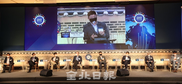 전북국제금융컨퍼런스가 전주 라한호텔에서 열린 1일 패널들이 '불확실성의 시대, 국민연금기금의 도전과 미래'를 주제로 열띤 토론을 펼치고 있다. 조현욱 기자