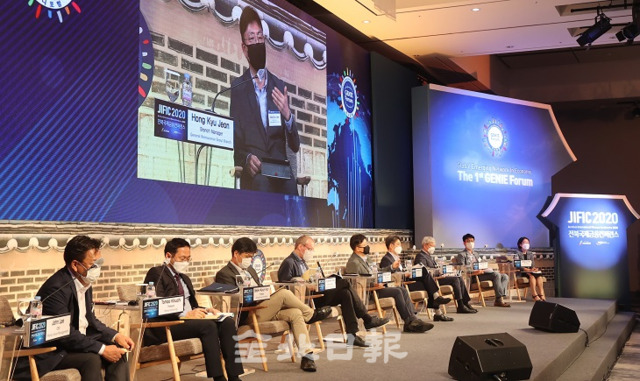 전북국제금융컨퍼런스가 전주 라한호텔에서 열린 1일 양준모(연세대학교 미래캠퍼스 교수) 좌장을 비롯한 패널들이 '불확실성의 시대, 국민연금기금의 도전과 미래'를 주제로 열띤 토론을 펼치고 있다. 조현욱 기자