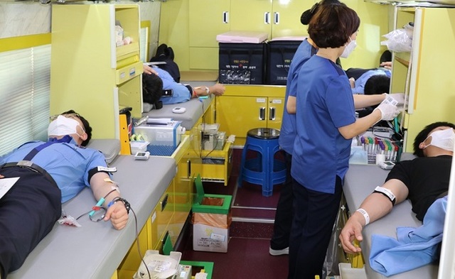 2일 혈액 나눔에 동참하고 있는 군산해경.