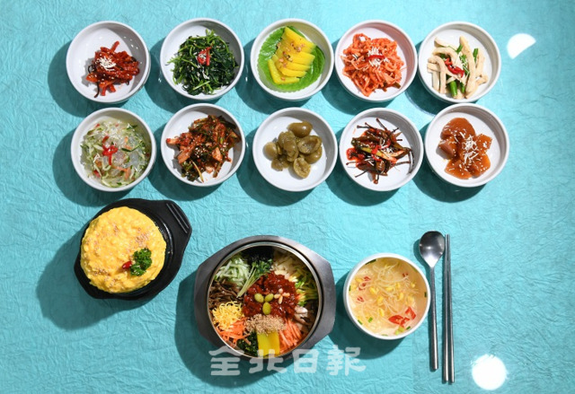 전주 가족회관의 전주비빔밥 한 상 차림. 오세림 기자
