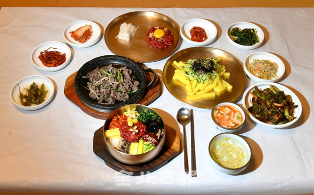 전주 한국집의 전주비빔밥 한 상 차림. 오세림 기자