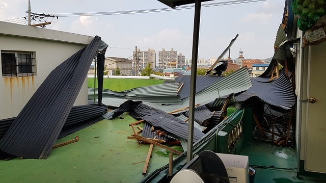 상가 옥상에 떨어진 양철 지붕.