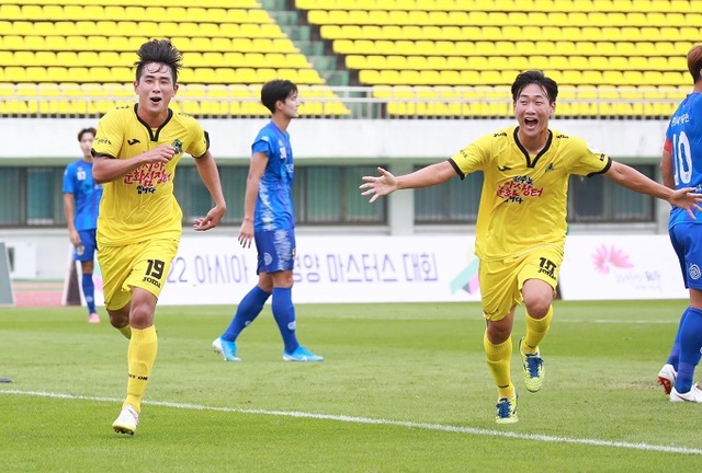 지난 5일 전주종합경기장에서 열린 춘천시민축구단과의 2020 K3리그 15라운드 경기에서 전주시민축구단 이동준 선수가 골을 넣고 기뻐하고 있다.