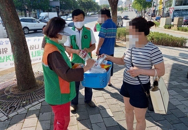 지난 4일 전주 효자2동 자율방재단이 시민들에게 면마스크를 나눠주고 있다.