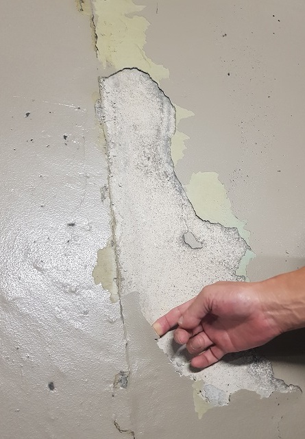 전주 서신아이파크·이편한세상 아파트 지하주차장 바닥이 들떠 있다.