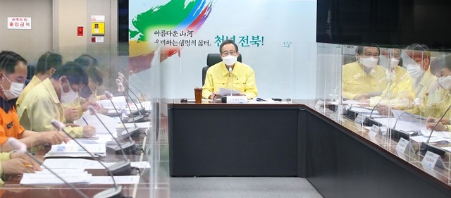 제10호 태풍 ‘하이선’의 북상으로 전라북도 피해가 우려되는 가운데 6일 도청 재난상황실에서 송하진 도지사가 도 재난안전대책본부 협업부서 실·국장, 14개 시·군 단체장과 태풍 ‘하이선’ 대비 긴급 대책회의를 열고 태풍피해가 최소화되도록 재해위험지역, 농축수산시설물 안전관리에 최선을 다해 줄 것을 당부하고 있다.