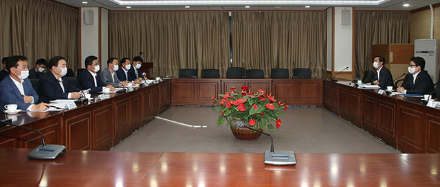 지난 4일 한강홍수통제소에서 전북도의회 문화건설안전위원회가 조명래 환경부 장관 등을 만나 섬진강댐과 용담댐 하류 지역 폭우피해 원인 규명 활동 및 조사 결과를 전달했다.