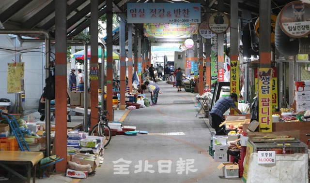 주말 동안 임실군에 코로나19 첫 확진자가 발생한 가운데 6일 임실시장에 코로나19 여파로 인해 손님들의 발길이 끊겨 한산한 모습을 보이고 있다. 조현욱 기자