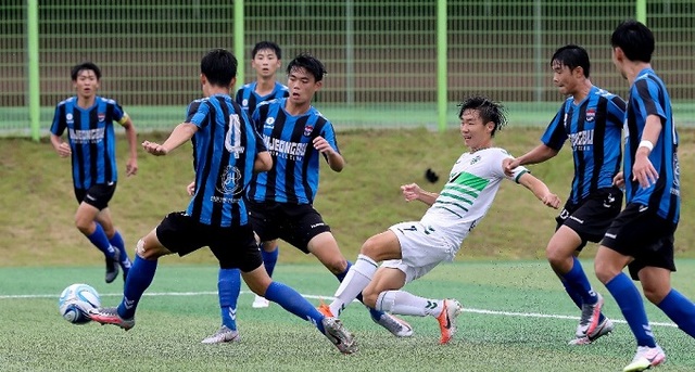 충북 제천 봉양건강축구캠프장에서 7일 열린 제53회 대통령금배 전국고등학교축구대회 8강 경기 전주영생고와 의정부G스포츠클럽과의 경기에서 영생고 7번 이민혁이 의정부 문전에서 슛을 하고 있다. 사진= 경향신문 제공.