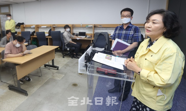 7일 신계숙 전주시 사회연대지원단장이 전주시청에서 지역화폐 운영을 맡을 우선 협상 대상자 브리핑을 하고 있다. 조현욱 기자