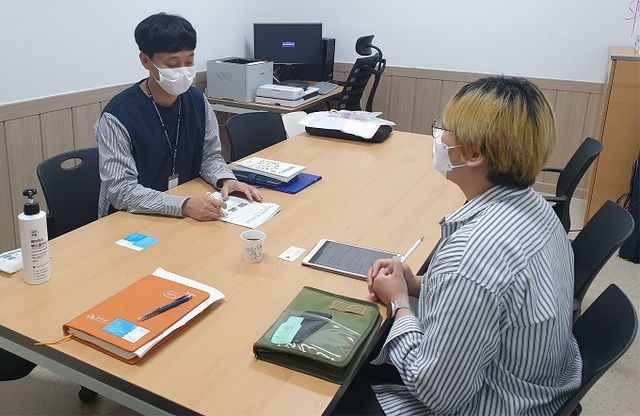 이은희 청소년 기자가 완주경찰서를 방문해 인터뷰를 하고 있다.