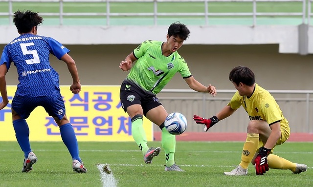 충북 제천 종합운동장에서 8일 열린 제53회 대통령금배 전국고등학교축구대회 4강전 전주 영생고와 청주 대성고의 경기에서 영생고 24번 이지훈이 슛을 하고 있다. 사진제공=경향신문