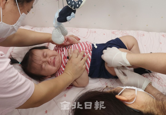 코로나19 재확산과 독감 유행철이 다가오는 8일 전주시 인구보건협회 전북지회 가족보건의원에서 한 어린이가 독감 예방주사를 맞고 있다. 조현욱 기자