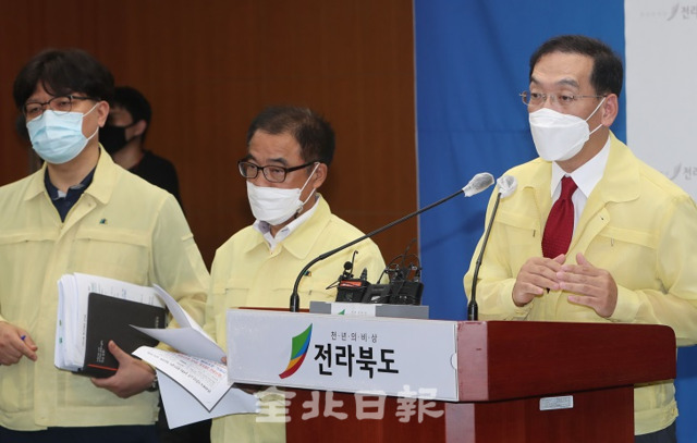 8일 전북도청에서 최훈 전라북도 행정부지사(오른쪽)와 관계자들이 호우피해 재난지원금 선지급 관련 기자회견을 하고 있다. 조현욱 기자